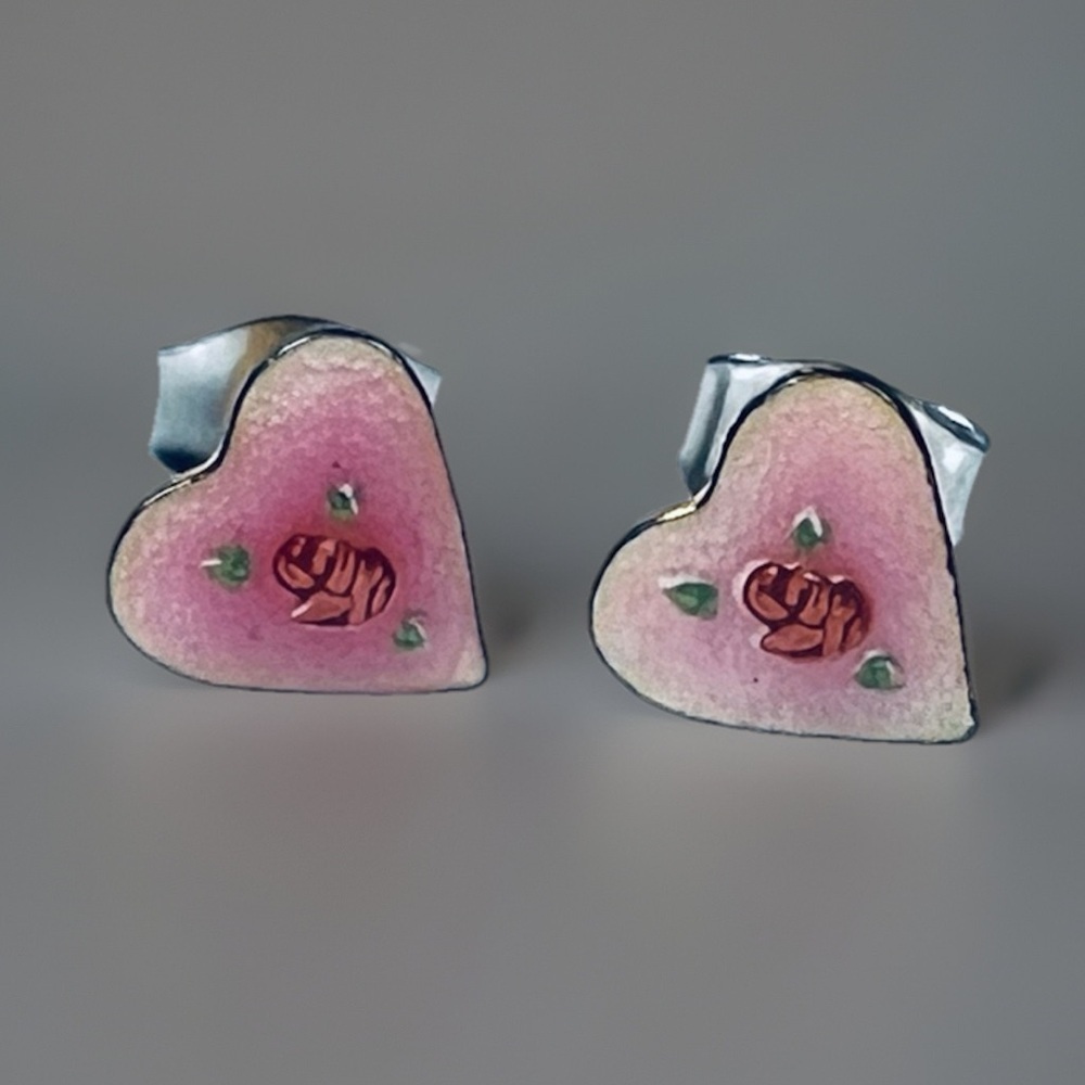 Super sweet vintage pierced pink heart shaped earrings